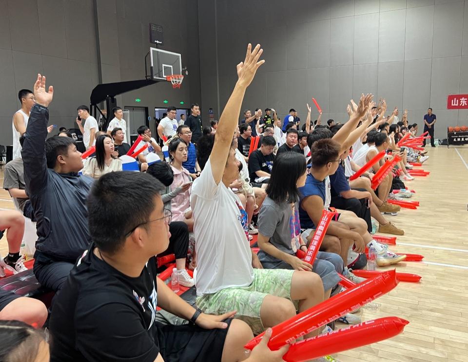 球员球迷打出“快乐篮球”！山东高速男篮举办首个球迷开放日(3)