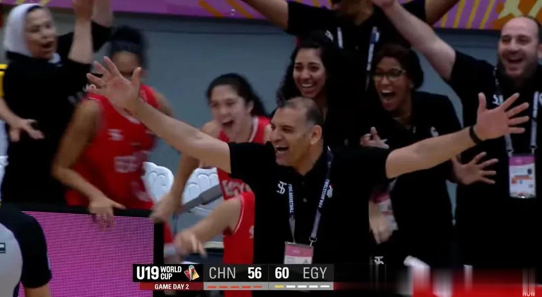 埃及女篮完成32分逆转，主教练激动亲吻地板，媒体人发问：为啥女篮成年队亚洲第一和(4)