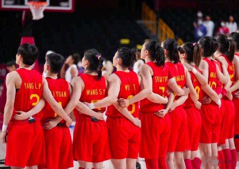 巴黎奥运会中国女篮冲冠阵容
后卫：王思雨（27岁），杨力维（28岁），李缘（23