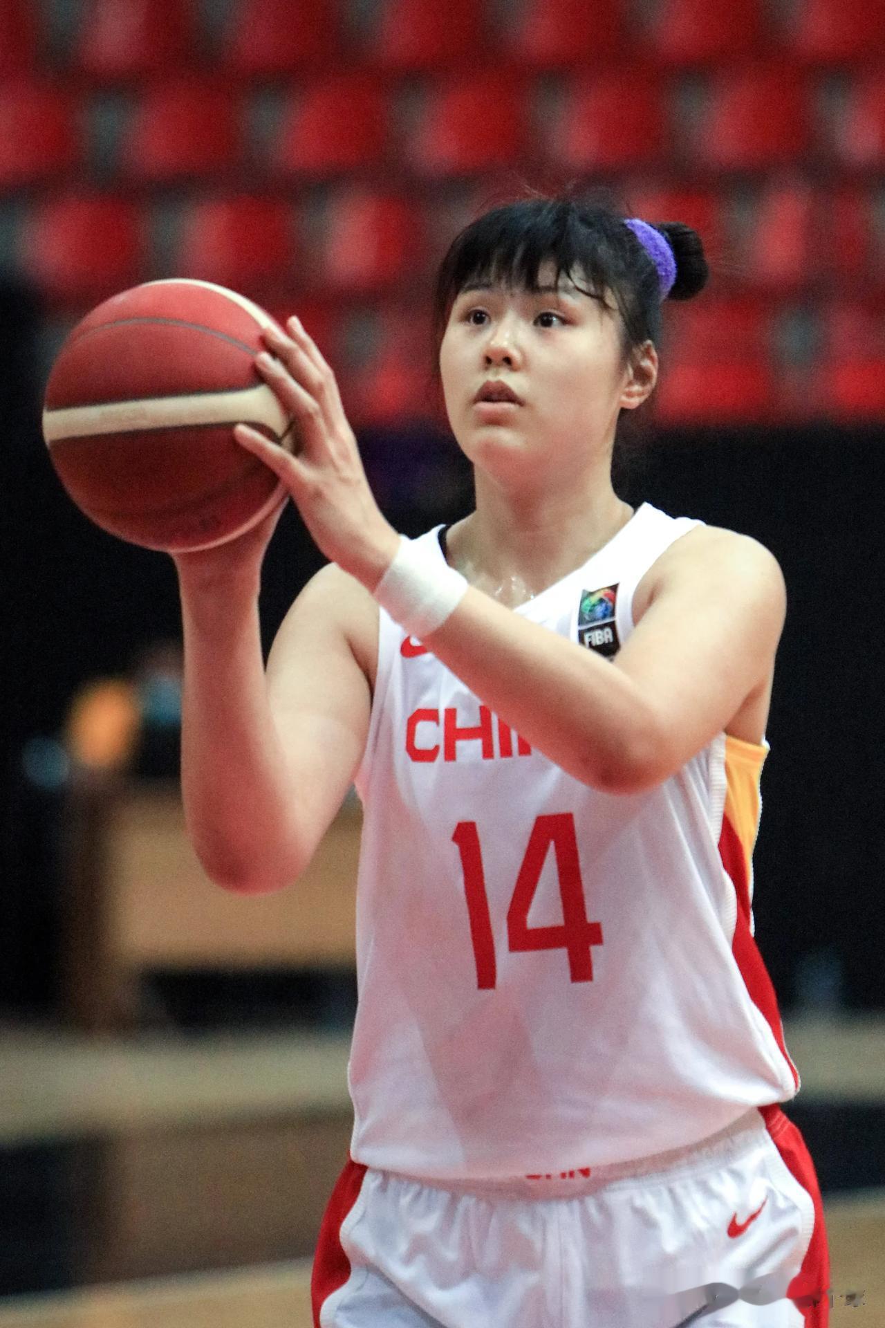 我心目中现役女篮四大美女排名：

第一名：张茹，她出生于1999年，来自河南焦作(3)