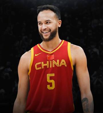 媒体人：纠正一下 李凯尔的中国男篮首秀是在欧洲拉练的某一场