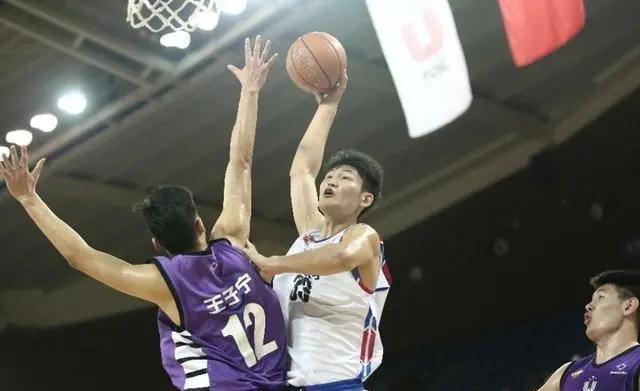 刘禹涛高三才开始打篮球，坊间拥有现实版樱木花道美誉。(3)