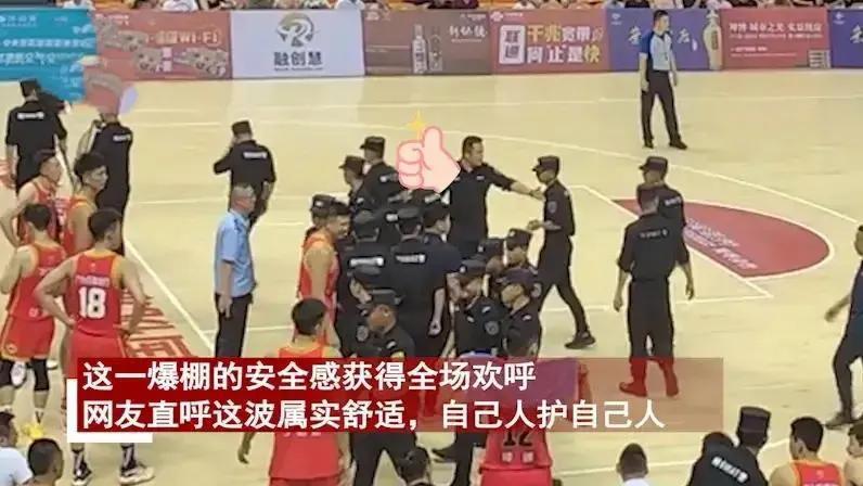 在中美篮球邀请赛期间，双方球员之间发生了冲突，中国球员被推倒。随后，数十名特警迅(2)