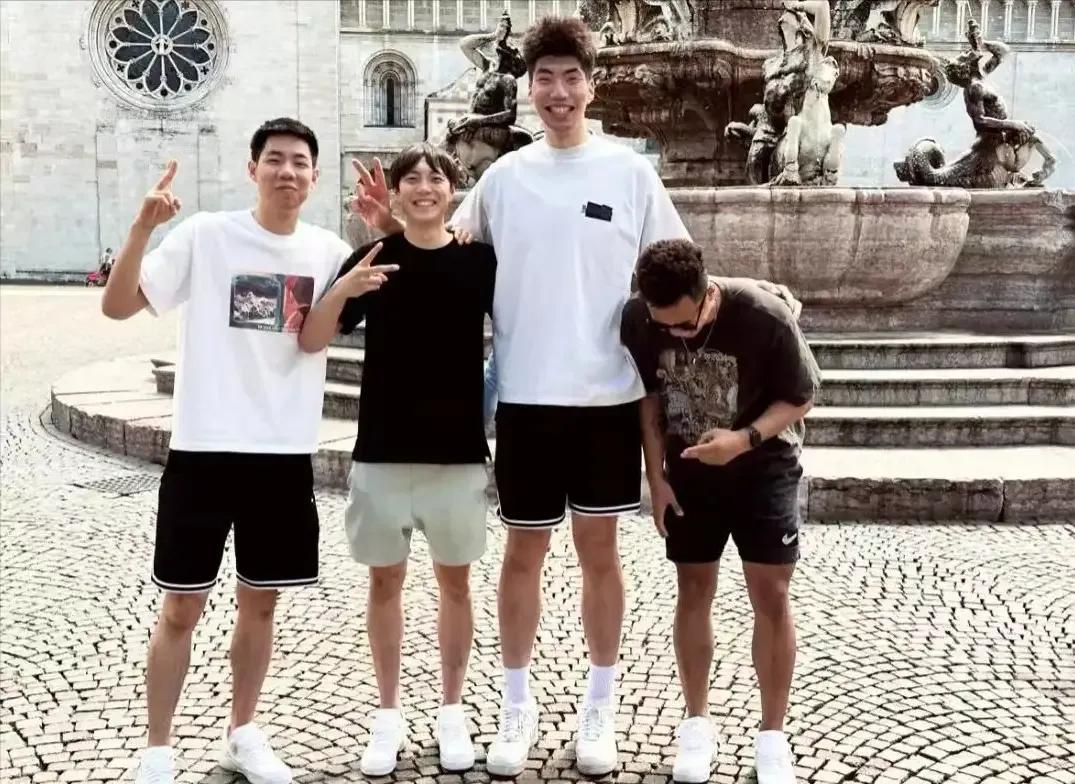 中国男篮胡明轩社媒晒照，与队友余嘉豪，贺西宁，朱俊龙合照，他们就近游览了意大利的