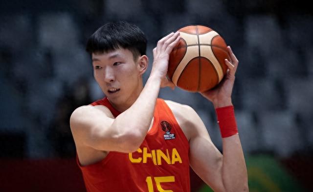 中国男篮惨败，周琦成最大赢家。命中率100%，狂砍12分，完成救赎(2)