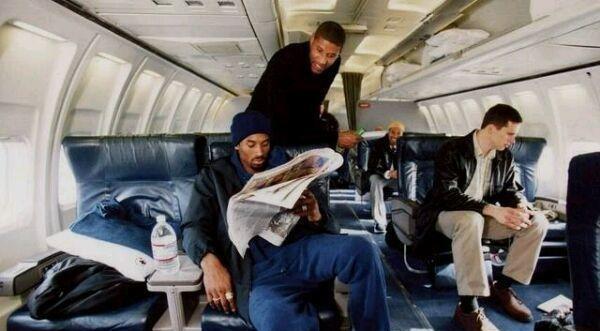 NBA球星坐飞机是如何打磨时间的 科比看报，罗德曼暴露本性！(3)