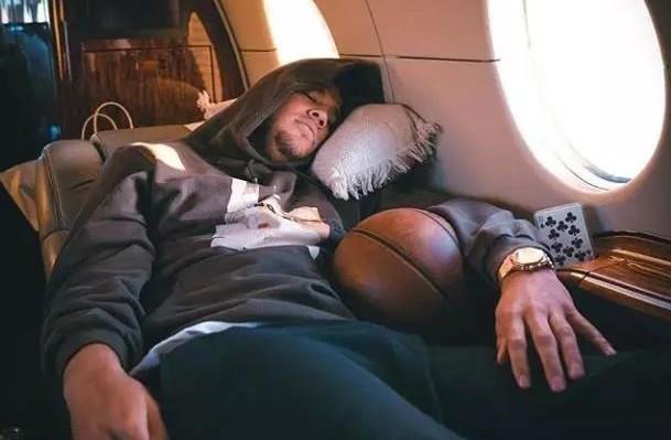 NBA球星坐飞机是如何打磨时间的 科比看报，罗德曼暴露本性！(8)