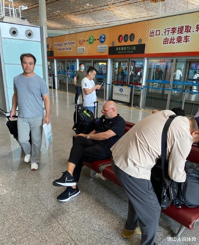 太惨了！中国男篮抵达国内没有鲜花掌声 乔帅孤零零一人搭地铁(2)