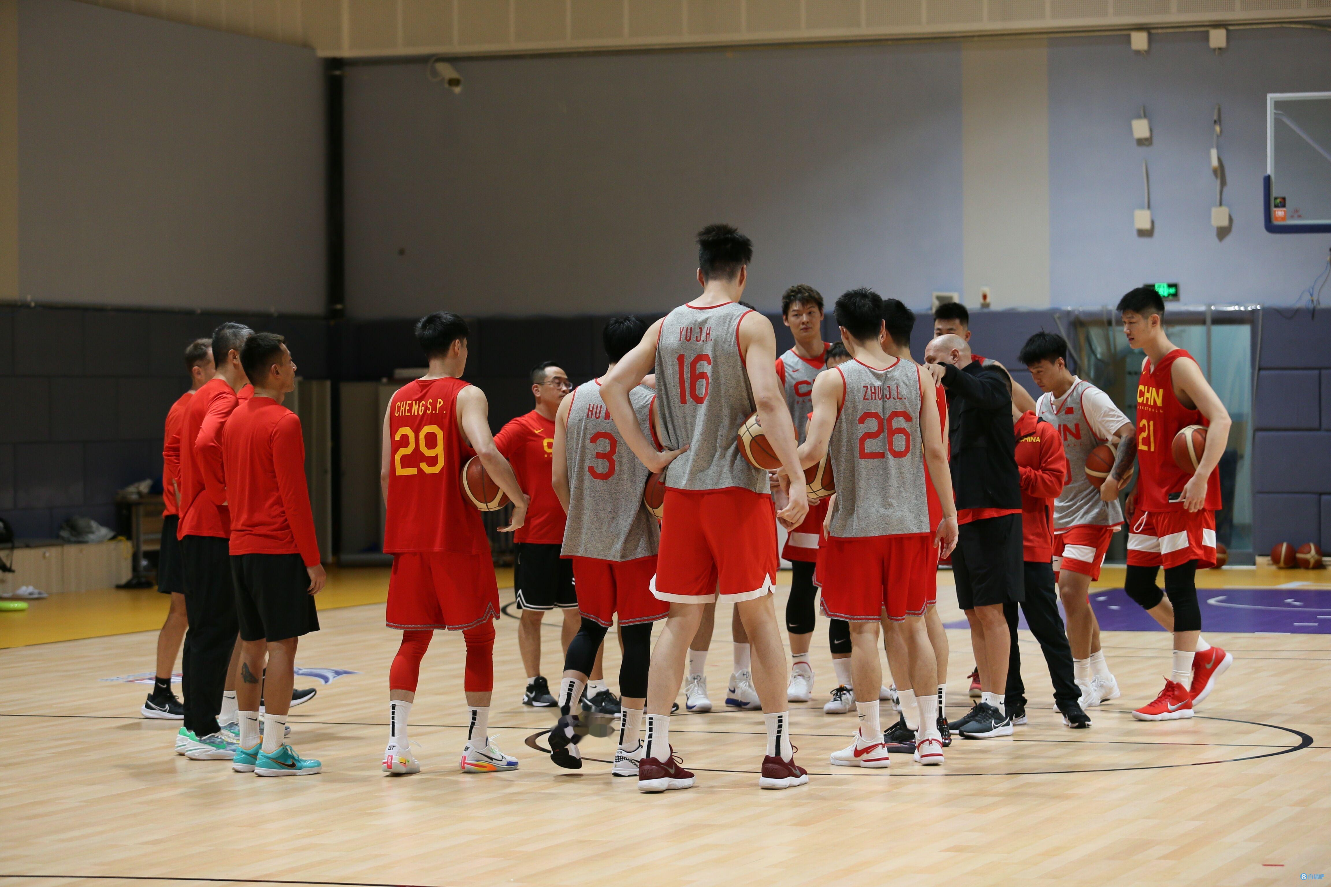 中国男篮球员基本信息：平均身高202.1cm 平均年龄24.75岁(1)