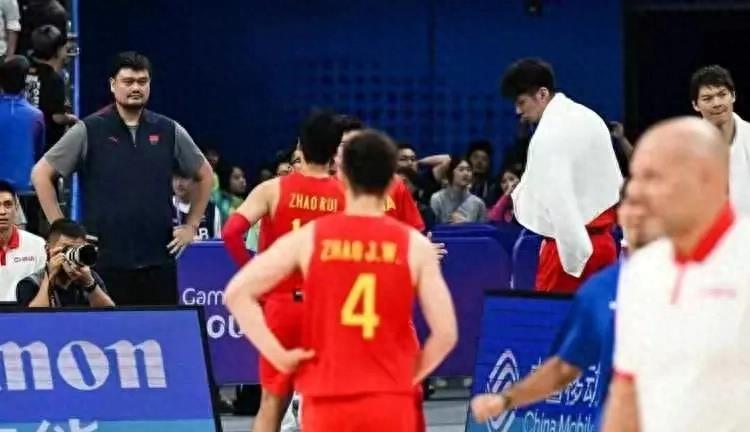 男篮输球外教疑似引咎辞职，队长赵继伟将他拦住，称责任不在教练