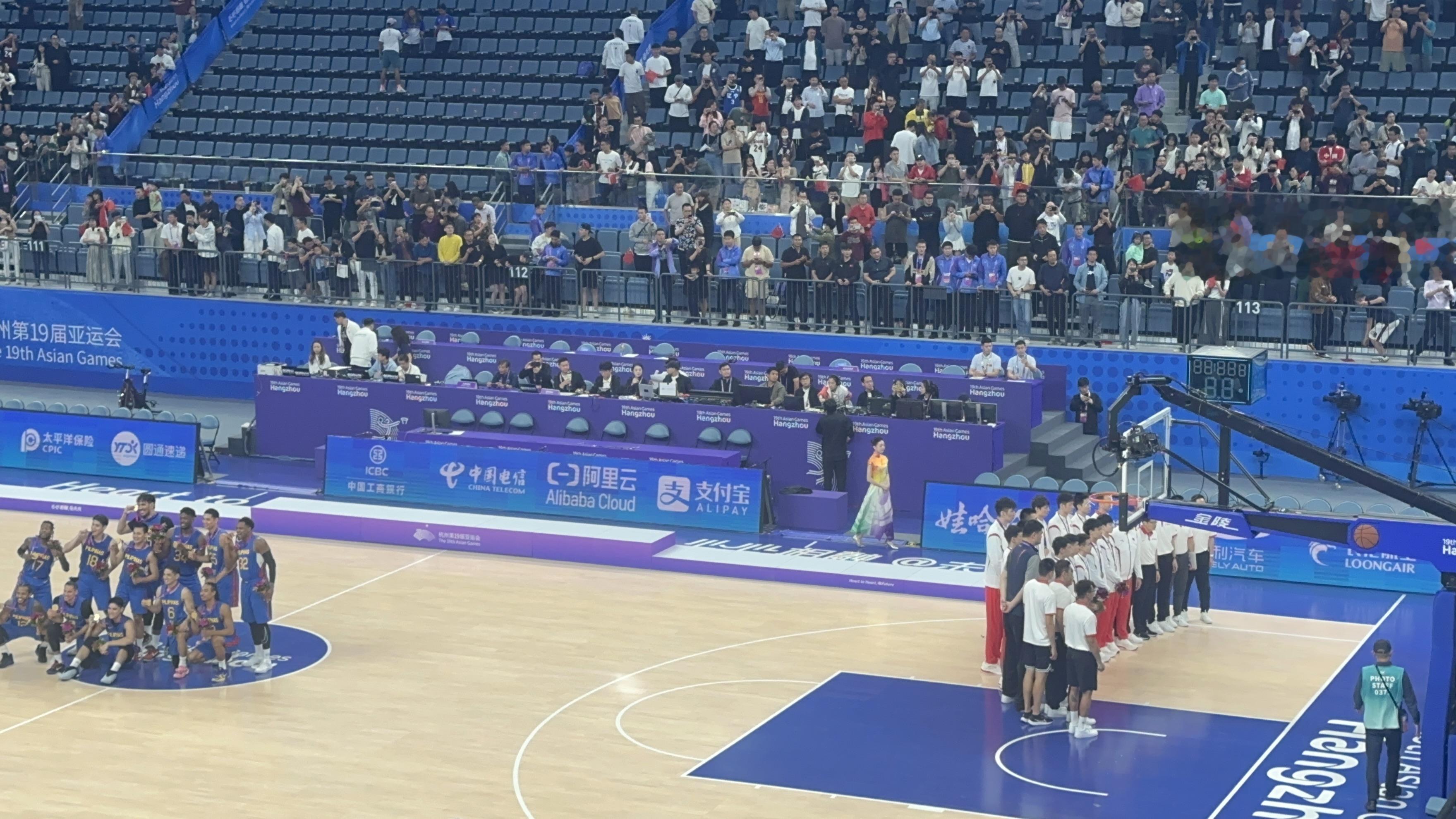 杭州亚运会男篮颁奖结束 中国男篮在球场底线边合影(1)