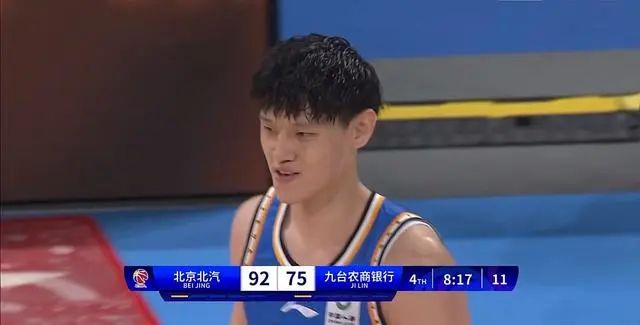 首秀三分命中率100%！中国男篮首发内线啊！王哲林真比不过人家(5)