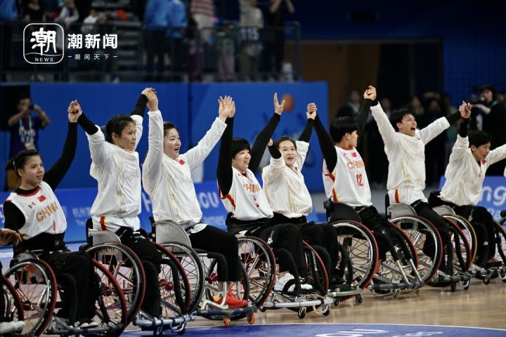 拼到“翻车”！中国轮椅女篮成功卫冕(1)