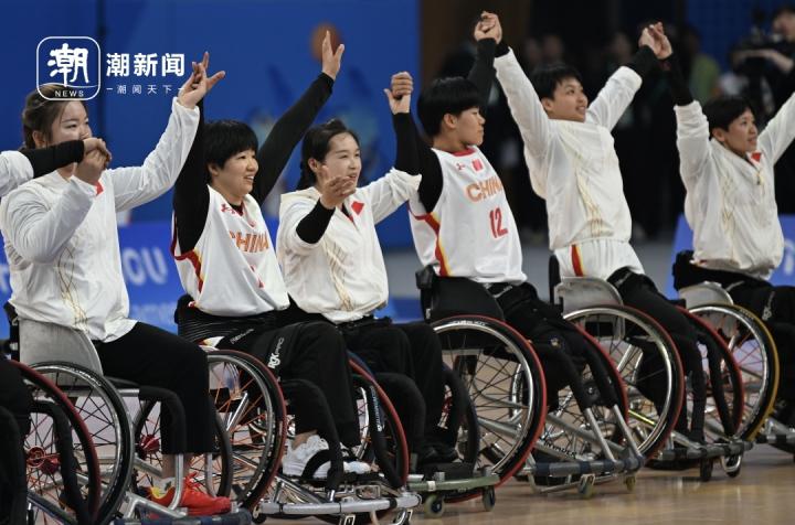 拼到“翻车”！中国轮椅女篮成功卫冕(5)