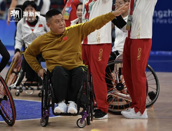 拼到“翻车”！中国轮椅女篮成功卫冕(6)