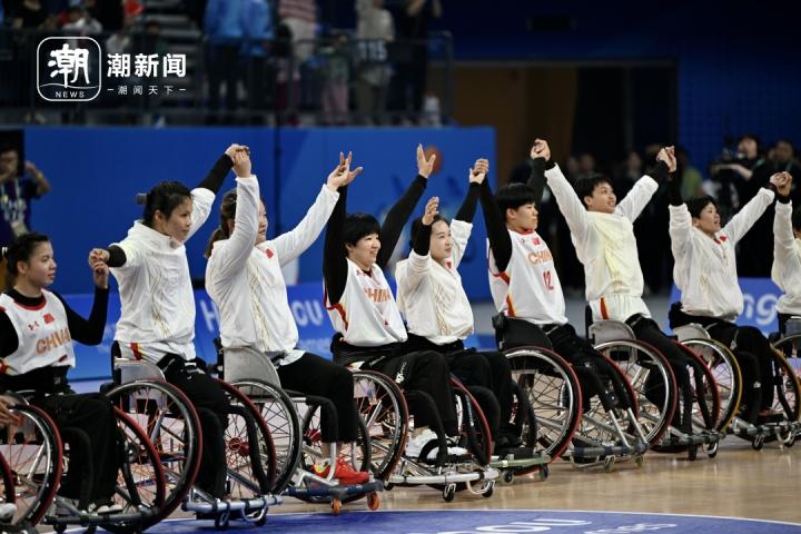 拼到“翻车”！中国轮椅女篮成功卫冕(8)