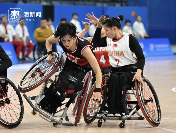 拼到“翻车”！中国轮椅女篮成功卫冕(9)