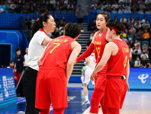 郑薇勉励女篮国手在联赛中提升