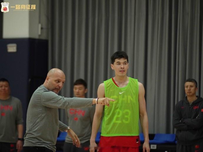 中国男篮今日中午在青岛集结完毕 下午进行了第一堂训练课(1)