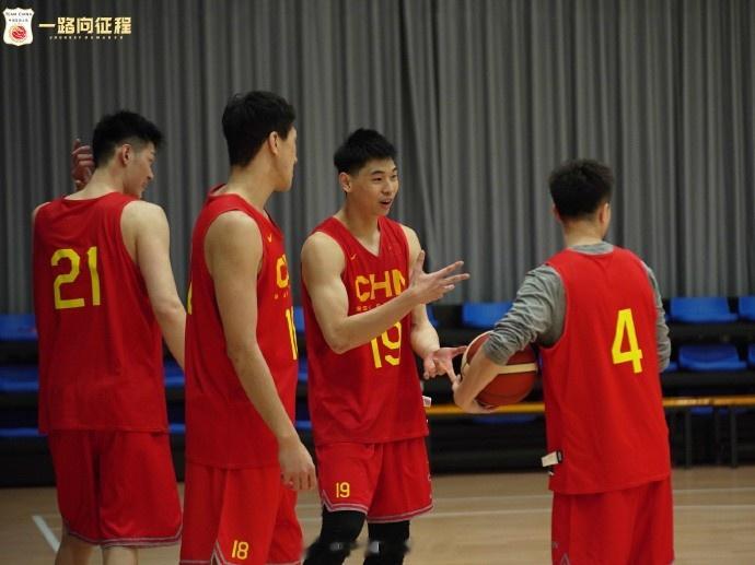 中国男篮今日中午在青岛集结完毕 下午进行了第一堂训练课(2)