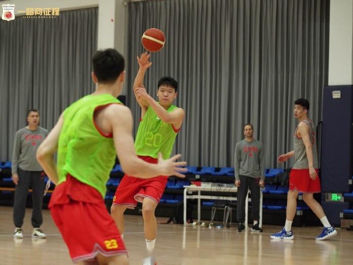 中国男篮今日中午在青岛集结完毕 下午进行了第一堂训练课(3)