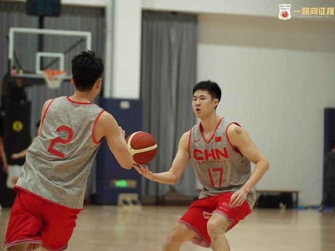 中国男篮今日中午在青岛集结完毕 下午进行了第一堂训练课(4)