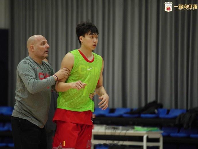 中国男篮今日中午在青岛集结完毕 下午进行了第一堂训练课(6)