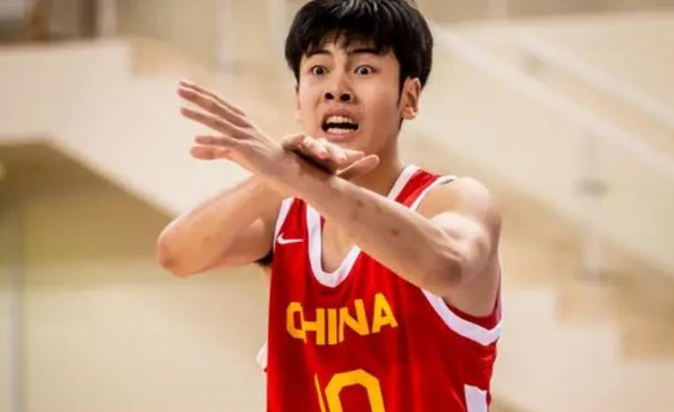 恭喜中国男篮！2米03超新星崛起，才17岁，有望追赶朱芳雨丁神(3)