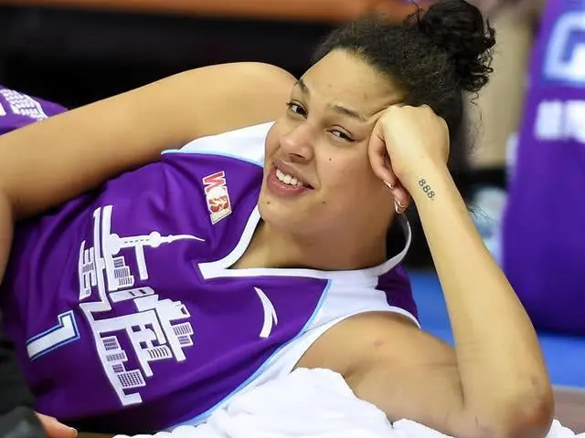成人女星坎贝奇征战中国女篮联赛总决赛 国家队核心李梦表现不佳遭完爆(1)