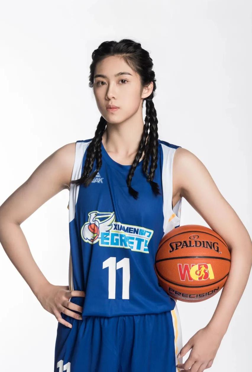 中国女篮00后颜值担当：身材曼妙大长腿，篮球场上的模特