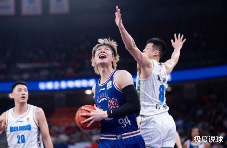 上海男篮晋级却收坏消息，22岁新星引发冲突，首张罚单要来了？