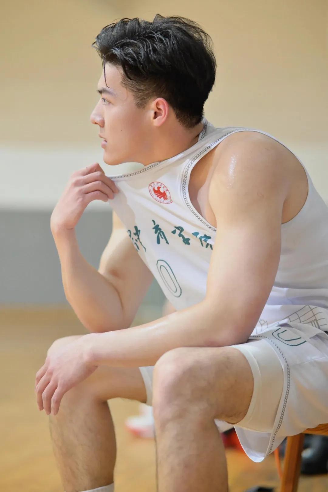 185CM武汉体育学院篮球特长生，刚出浴有多好看？(4)