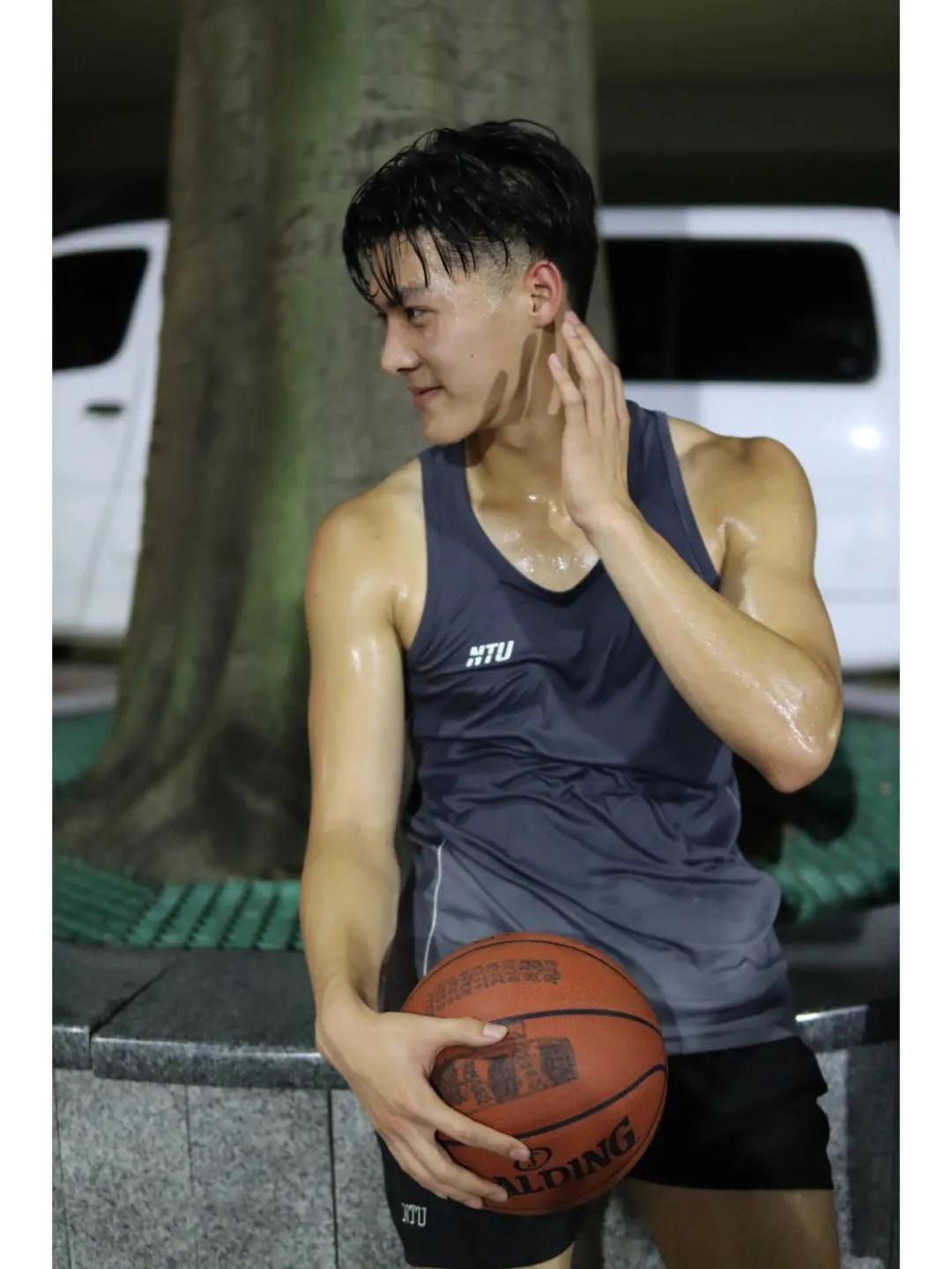 185CM武汉体育学院篮球特长生，刚出浴有多好看？(16)