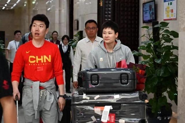 中国女篮抵达沈阳备战热身赛，郑薇指导招老将是否会成为奇兵？