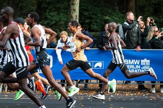 从马拉松接连退赛到险破世界纪录，长跑之王贝克勒经历了什么？(3)