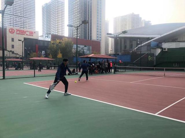 本地-124名选手参赛青岛健康网球系列赛再掀热潮(3)