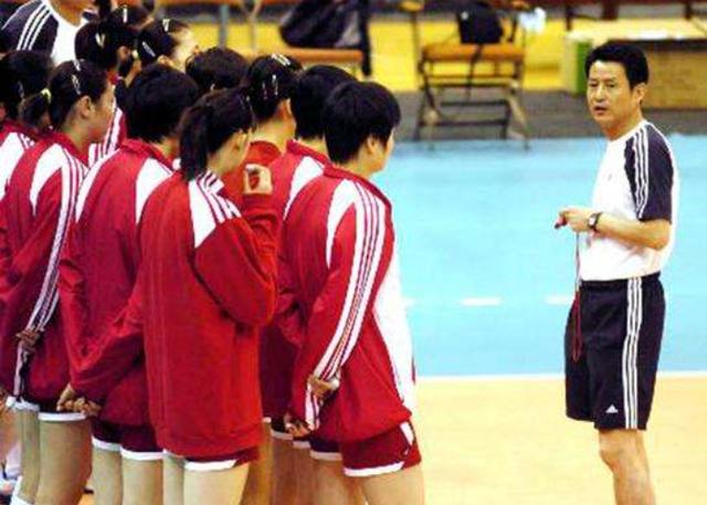 62岁女排教练陈忠和，教出无数冠军弟子，对郎平是这么评价的(3)