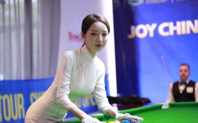 她是中国最美台球女裁判，旗袍装惊艳亮相欧洲，身材傲人颜值高(3)