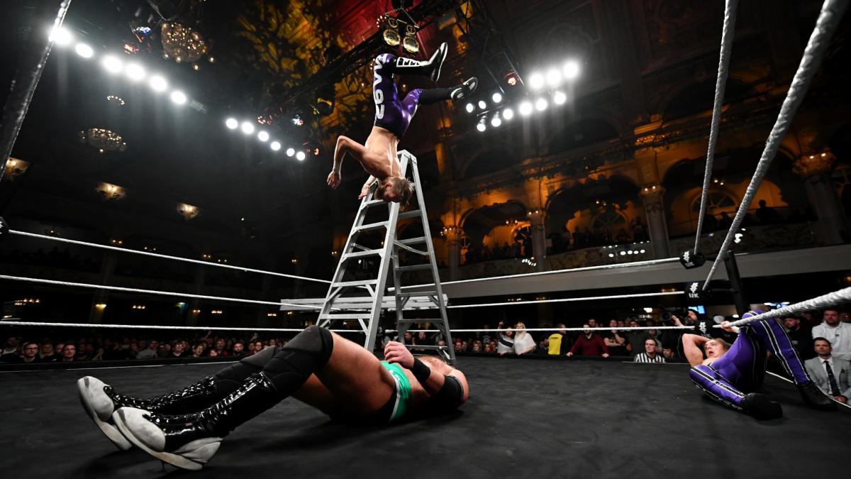 NXT接管布莱克浦三大冠军强势卫冕，不可一世的帝国军团惨遭团灭(11)
