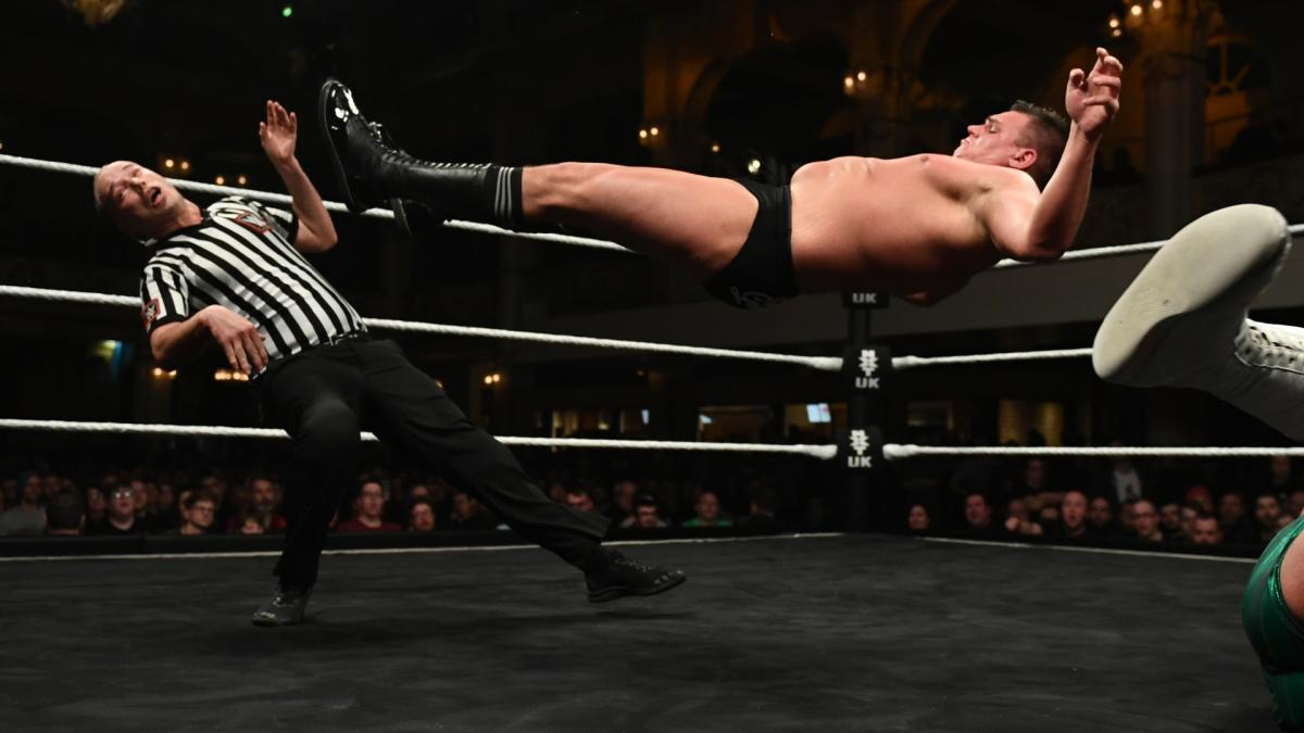 NXT接管布莱克浦三大冠军强势卫冕，不可一世的帝国军团惨遭团灭(19)