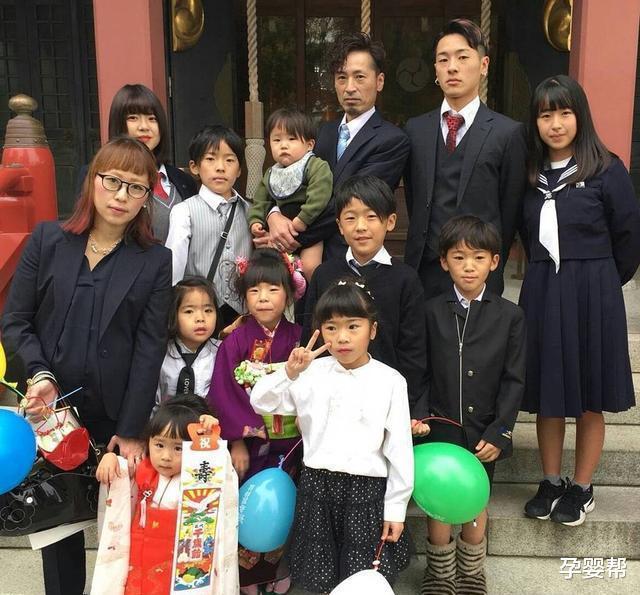 日本41岁高产妈妈走红，20年生11个娃，还个个颜值爆表，让人羡慕(2)