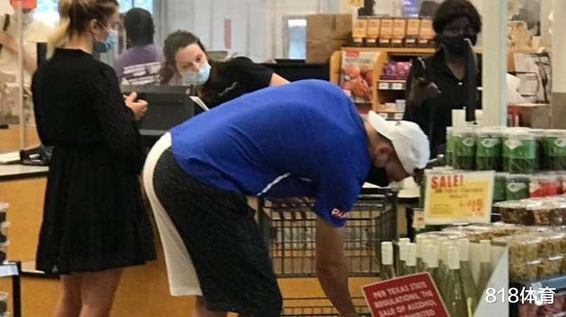 东契奇戴口罩去达拉斯超市购物！他搬东西女友结账，被发现落荒而逃(4)
