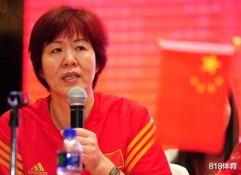 亲妈! 中国女排世界杯夺冠只让14名队员领奖, 郎平力促组委会让16人全上(1)