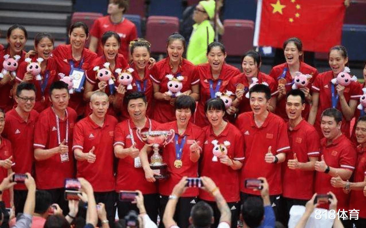 亲妈! 中国女排世界杯夺冠只让14名队员领奖, 郎平力促组委会让16人全上(3)