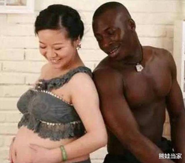主动追求黑人拳王的中国女孩，3年生下2个混血宝宝，结果令人唏嘘