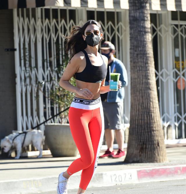 艾莎冈萨雷斯穿新百伦运动裤奔跑跳跃，像个健美运动员(4)