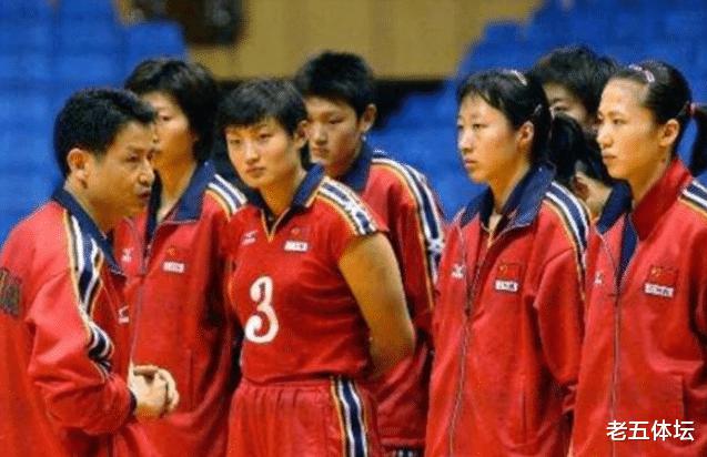 中国女排功勋教练，丧妻后仍带队夺冠，如今二婚娶女排弟子