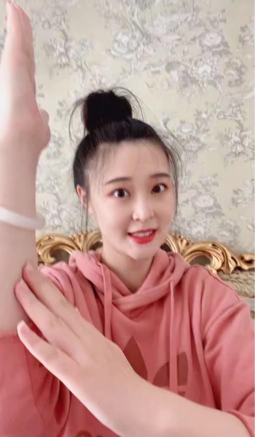 惠若琪怀孕后拍摄短片，中国女排前队长，孕相明显，幸福甜蜜(1)