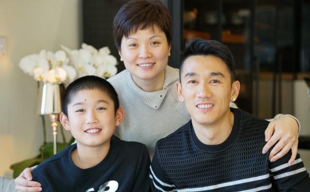 世乒赛击败邓亚萍夺冠，嫁小4岁前国脚很幸福，儿子成网球运动员(5)
