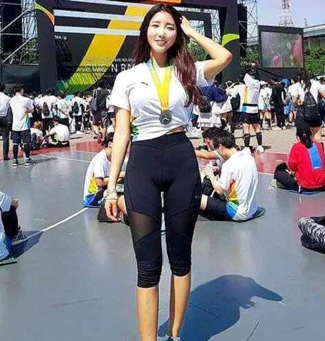 热爱普拉提的韩国姑娘，全程跑完马拉松，曲线身材格外亮眼(1)